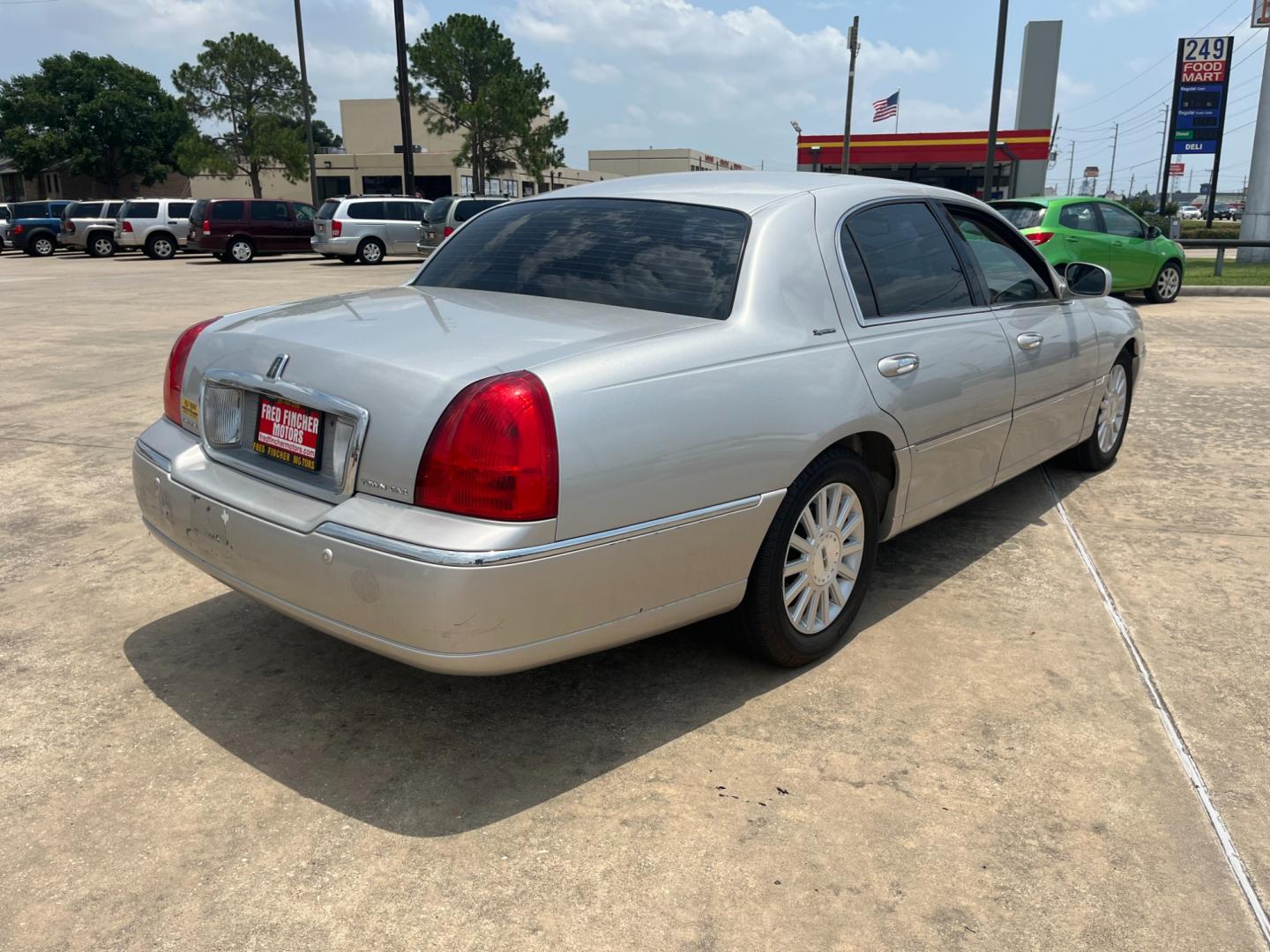 2004 SILVER /TAN Lincoln Town Car Signature (1LNHM81W54Y) with an 4.6L V8 SOHC 16V engine, 4-Speed Automatic Overdrive transmission, located at 14700 Tomball Parkway 249, Houston, TX, 77086, (281) 444-2200, 29.928619, -95.504074 - Photo#6